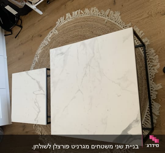 שולחנות שיש לבנים עם רגלי מתכת שחורות